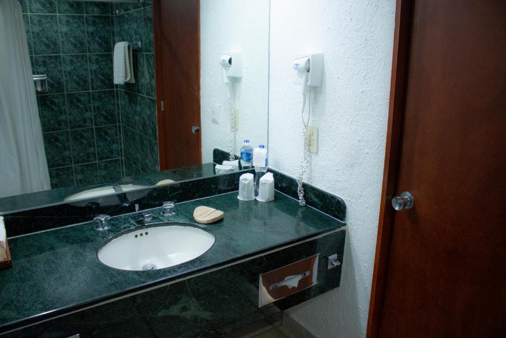 Emporio Ixtapa - with Optional All Inclusive的一间浴室