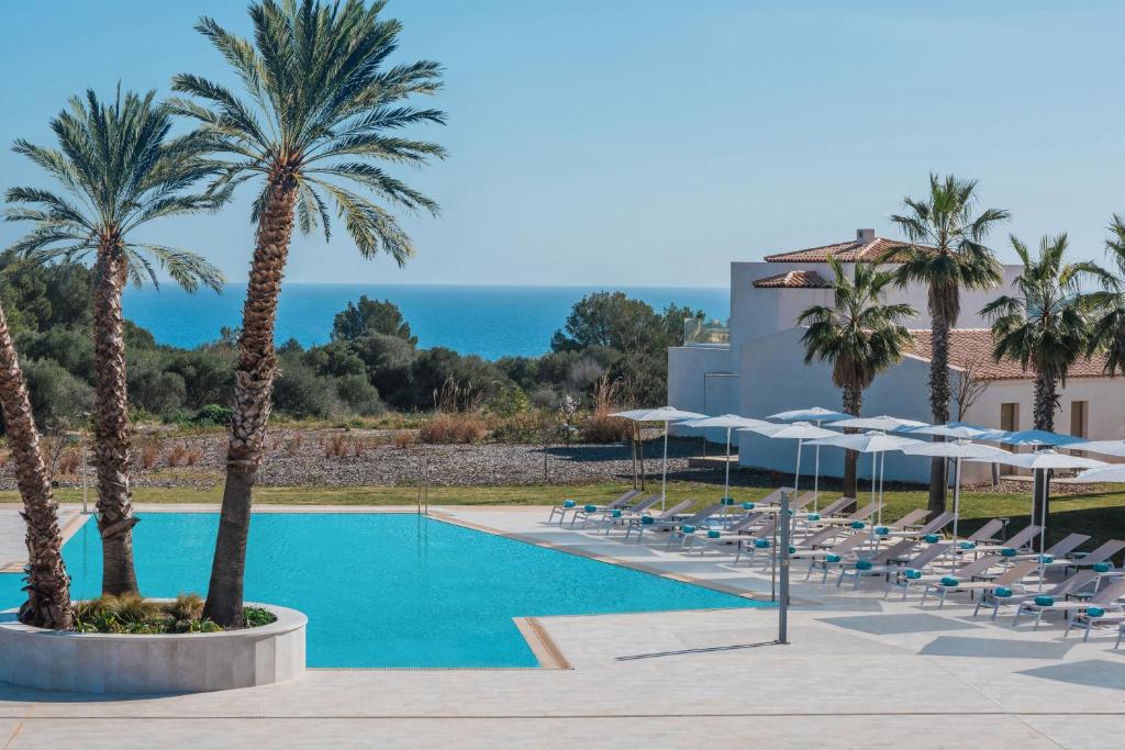 Bazén v ubytování Iberostar Waves Cala Domingos All Inclusive nebo v jeho okolí