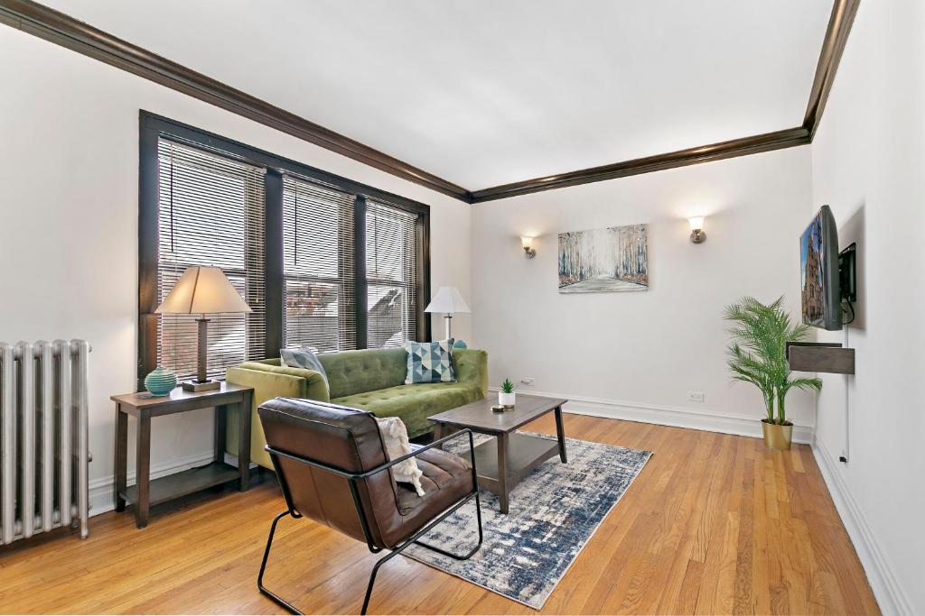 uma sala de estar com um sofá e uma mesa em Charming 1BR Apt in North Center Near Shops- Larchmont 3 em Chicago