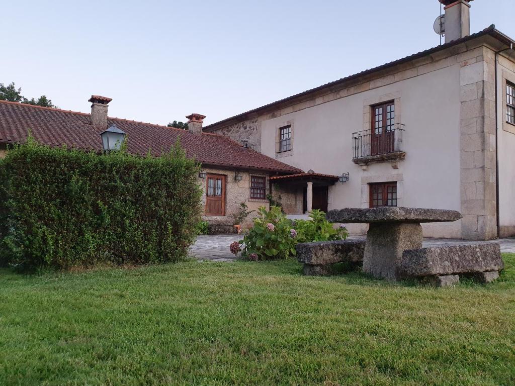 a stone bench in front of a building at Casa dos Chãos in Cabeceiras de Basto