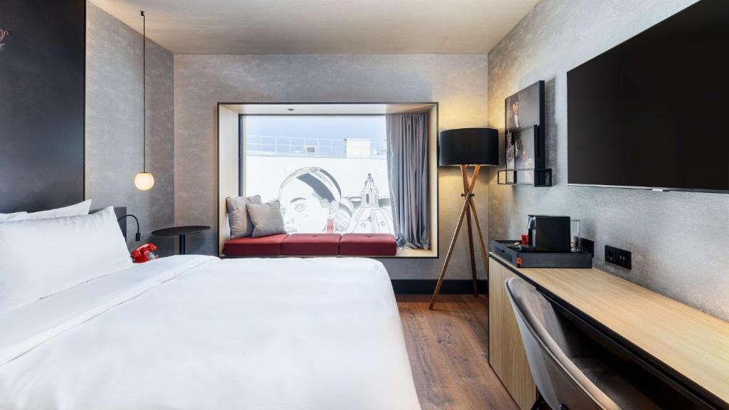 Postel nebo postele na pokoji v ubytování Radisson RED Hotel, Vienna