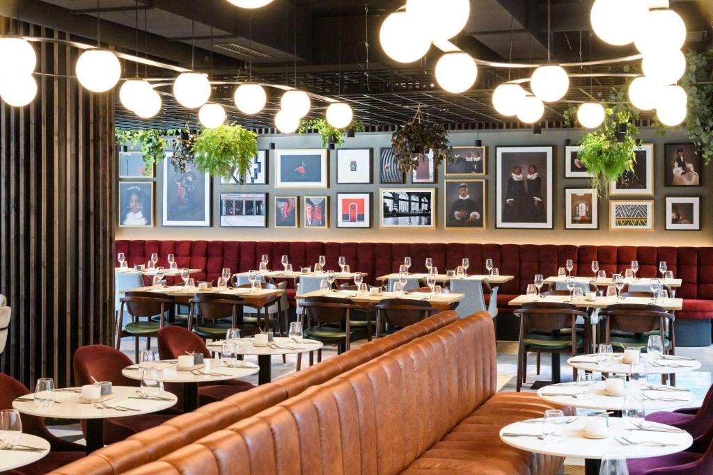 Radisson RED Hotel, Vienna - Resim 9