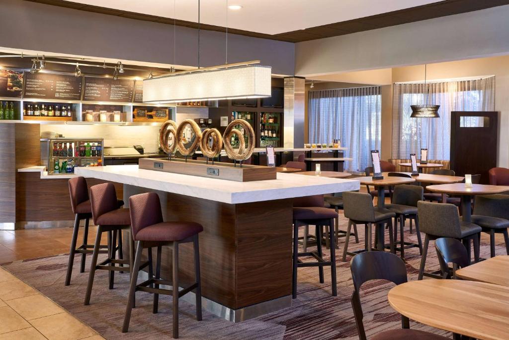 Lounge nebo bar v ubytování Sonesta Select Miami Lakes