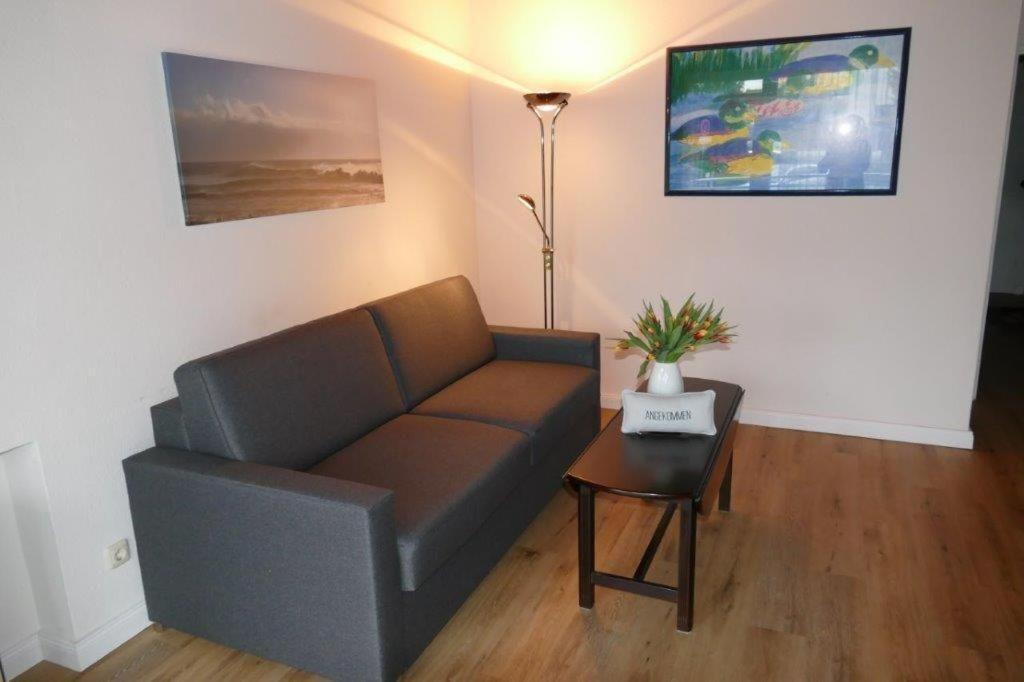 - un salon avec un canapé et une table dans l'établissement ABS-012-Bergstrasse, à Scharbeutz
