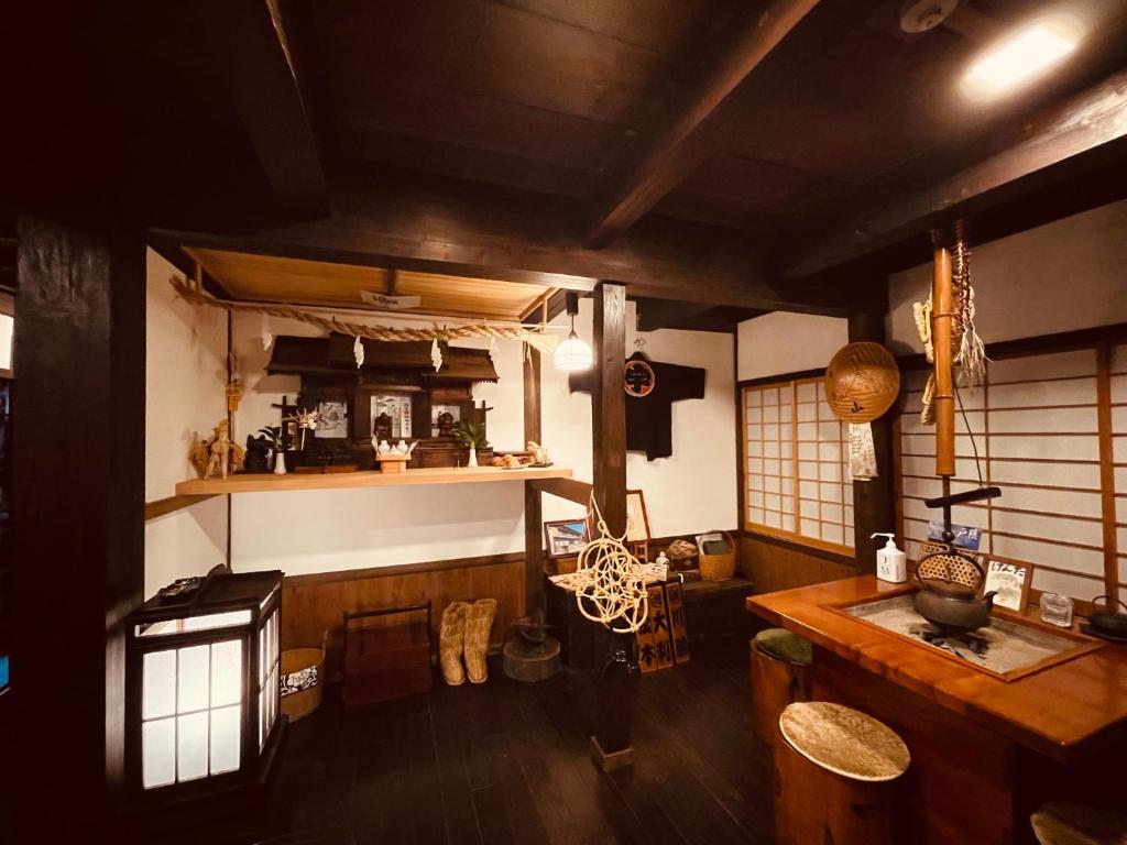 Lounge atau bar di 宿屋白金家 yadoya-shiroganeya 1日1組限定2名から8名様まで 全館貸切り 伝統的建造物の旅籠宿 Traditional culture experience