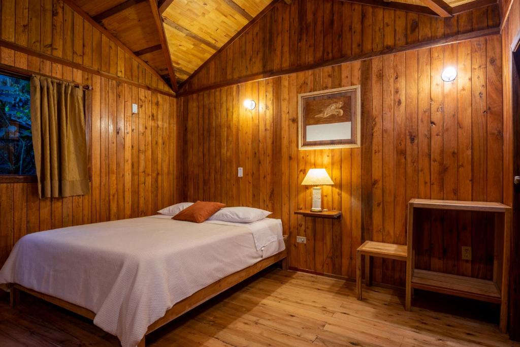 Postel nebo postele na pokoji v ubytování Mindo Lago Hotel Destino