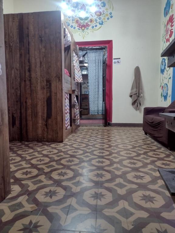 Habitación vacía con suelo de baldosa y puerta en HOSTAL SAN PANCHO, en San Luis Potosí