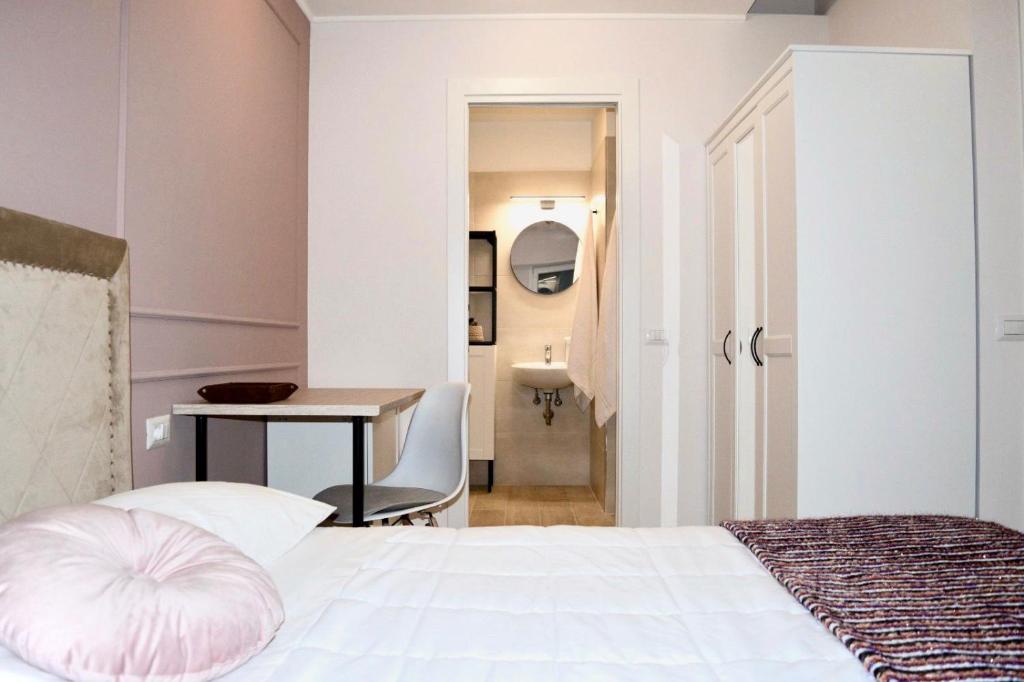 A bed or beds in a room at Guest House Dema Vatican Suites