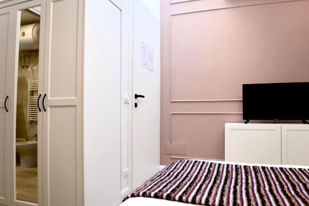 A television and/or entertainment centre at Guest House Dema Vatican Suites