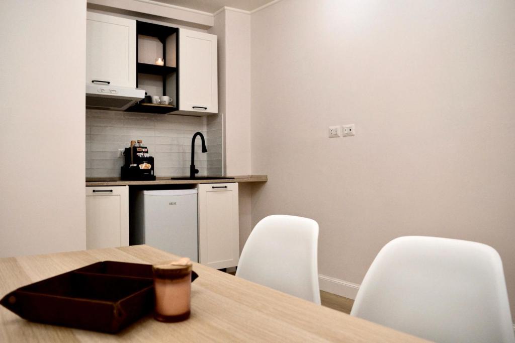 A kitchen or kitchenette at Guest House Dema Vatican Suites
