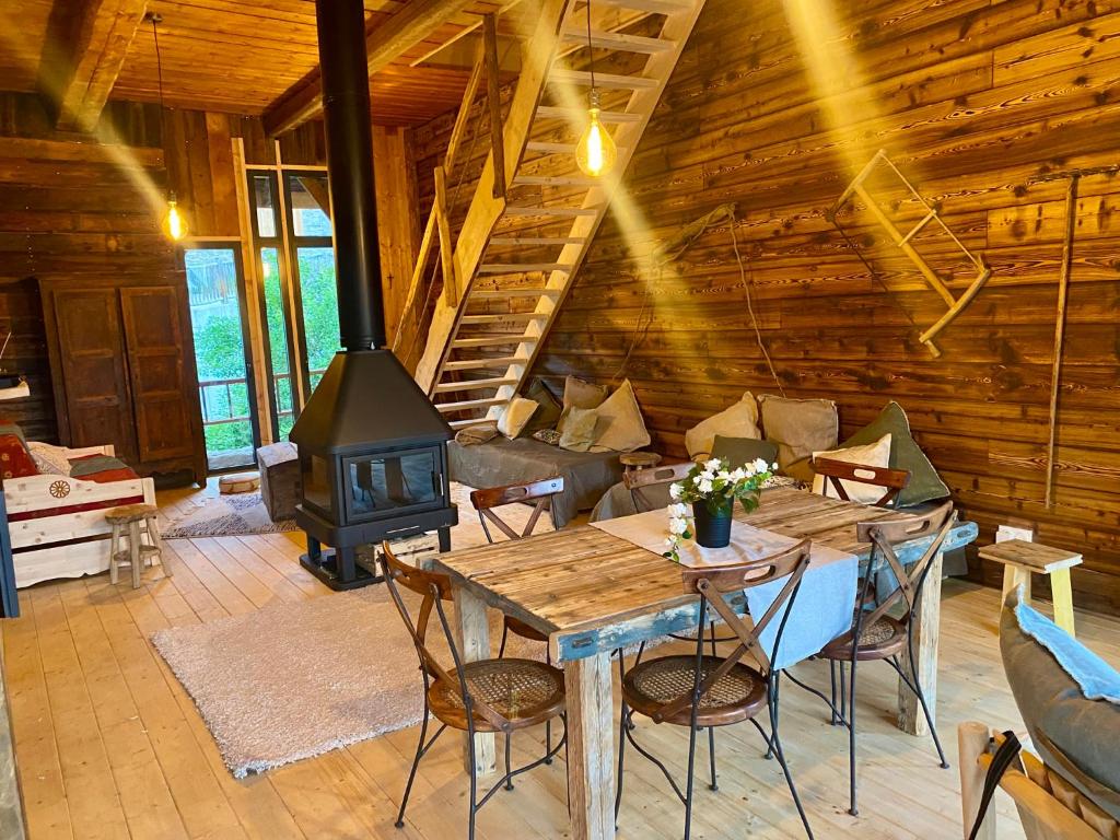 una sala de estar con estufa de leña en una cabaña en Authentique grange savoyarde, en Albiez-Montrond