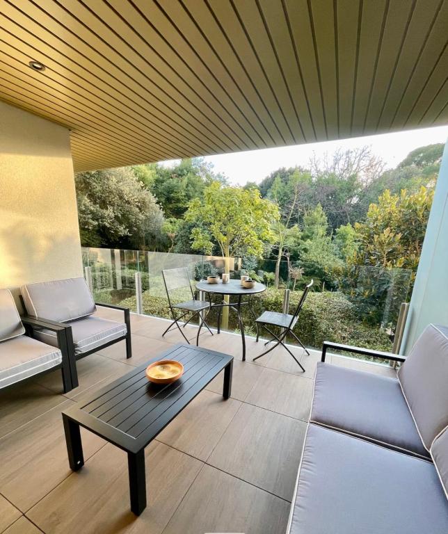 Balkoni atau teres di Oxford 1 bedroom apartment in a brand new building with a pool