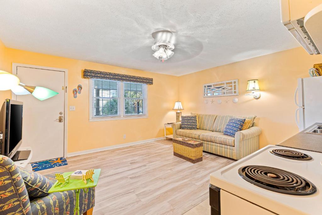 uma sala de estar com um sofá e uma cozinha em Cherry Grove 26 em Myrtle Beach