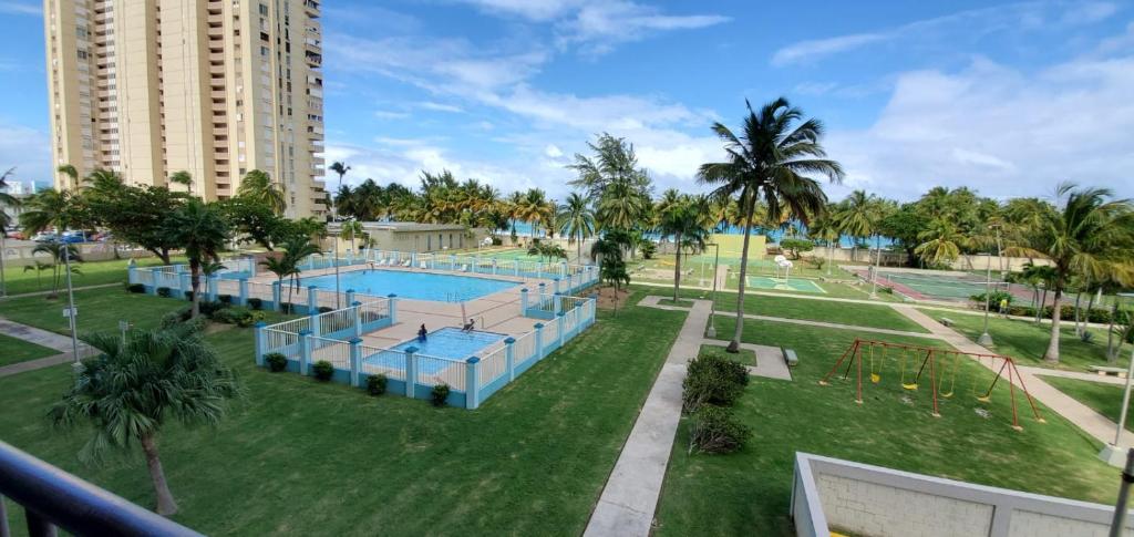 una imagen de una piscina en un complejo en Playa Azul II 302, en Luquillo