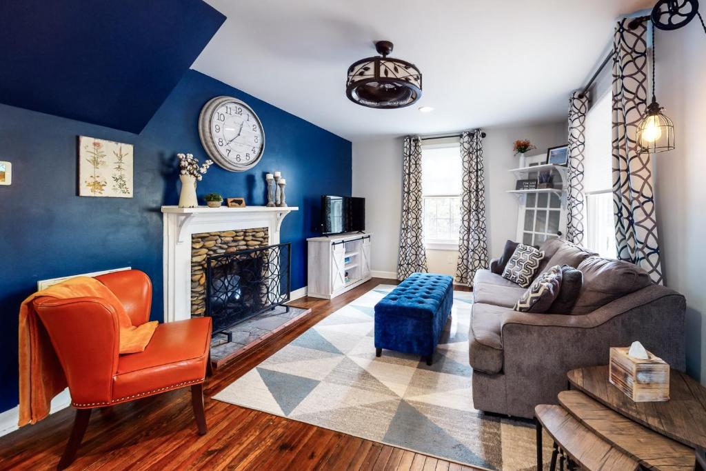 ein blaues Wohnzimmer mit Sofa und Kamin in der Unterkunft Not Your Granny's Cottage in Black Mountain