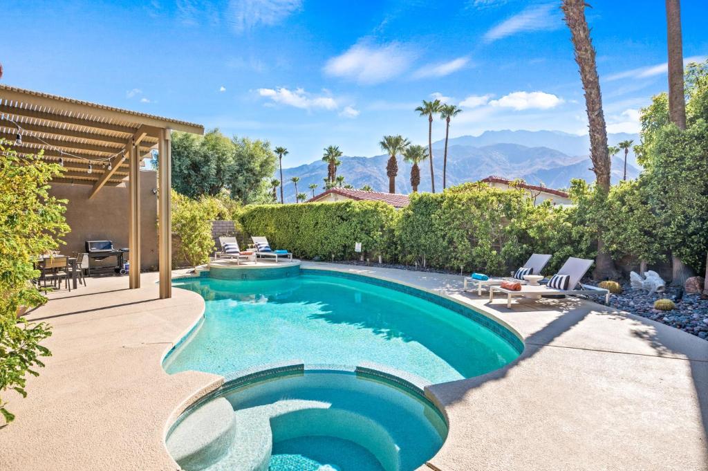 una piscina en el patio trasero de una casa en California Dreamin' en Palm Springs