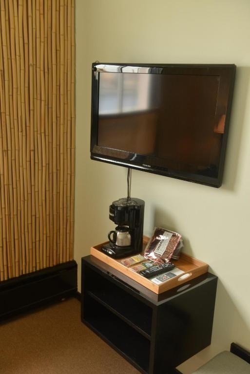 TV a/nebo společenská místnost v ubytování Hotel at the Waldorf