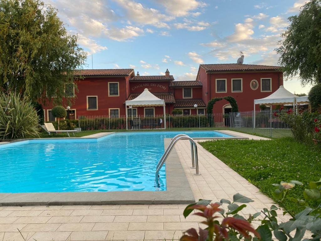 uma piscina em frente a uma casa em Room in Holiday house - Apartment in Farmhouse Casolare dei Fiori em Chiesina Uzzanese
