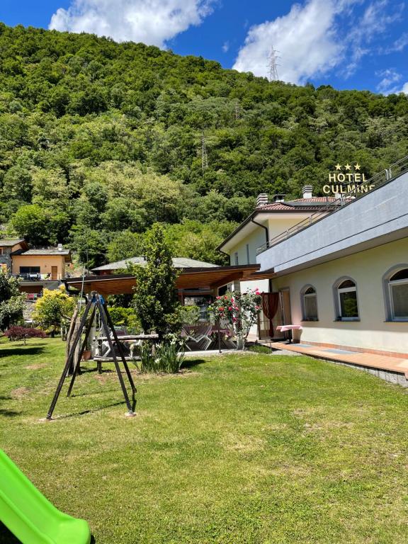 Nespecifikovaný výhled na hory nebo výhled na hory při pohledu z hotelu