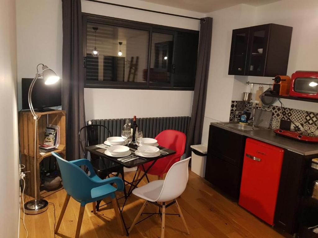 アミアンにあるEscapade Amiens - Two-Bedroom Apartmentのキッチンにテーブルと椅子がある