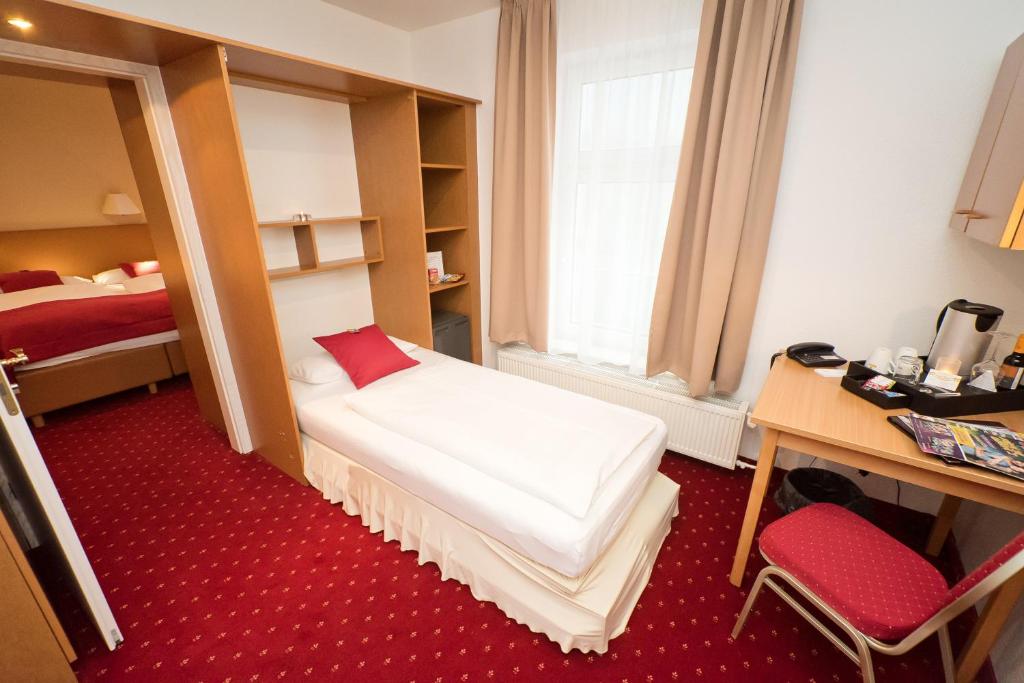 Postel nebo postele na pokoji v ubytování City-Hotel Am Wasserturm Halle