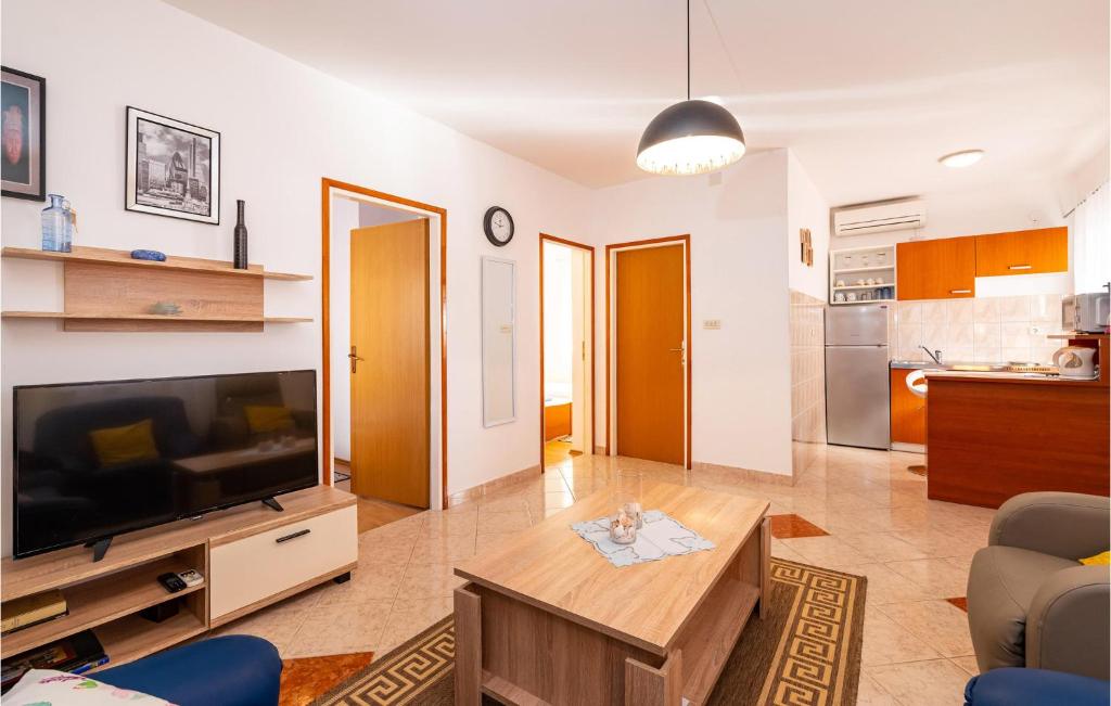 salon z dużym telewizorem i stołem w obiekcie Amazing Apartment In Krusevo w mieście Kruševo