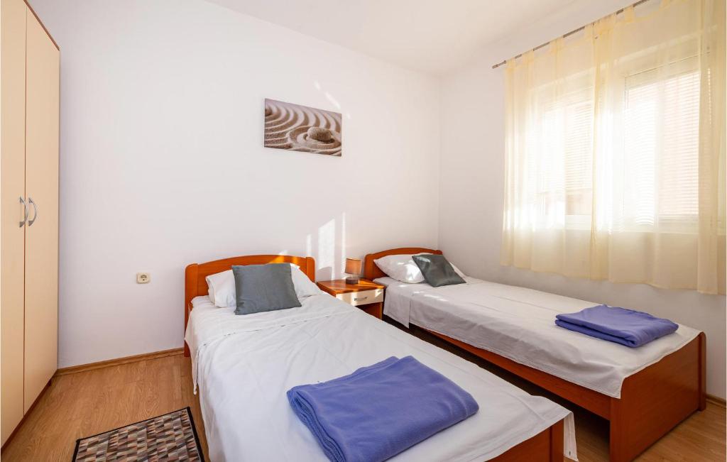Łóżko lub łóżka w pokoju w obiekcie Amazing Apartment In Krusevo
