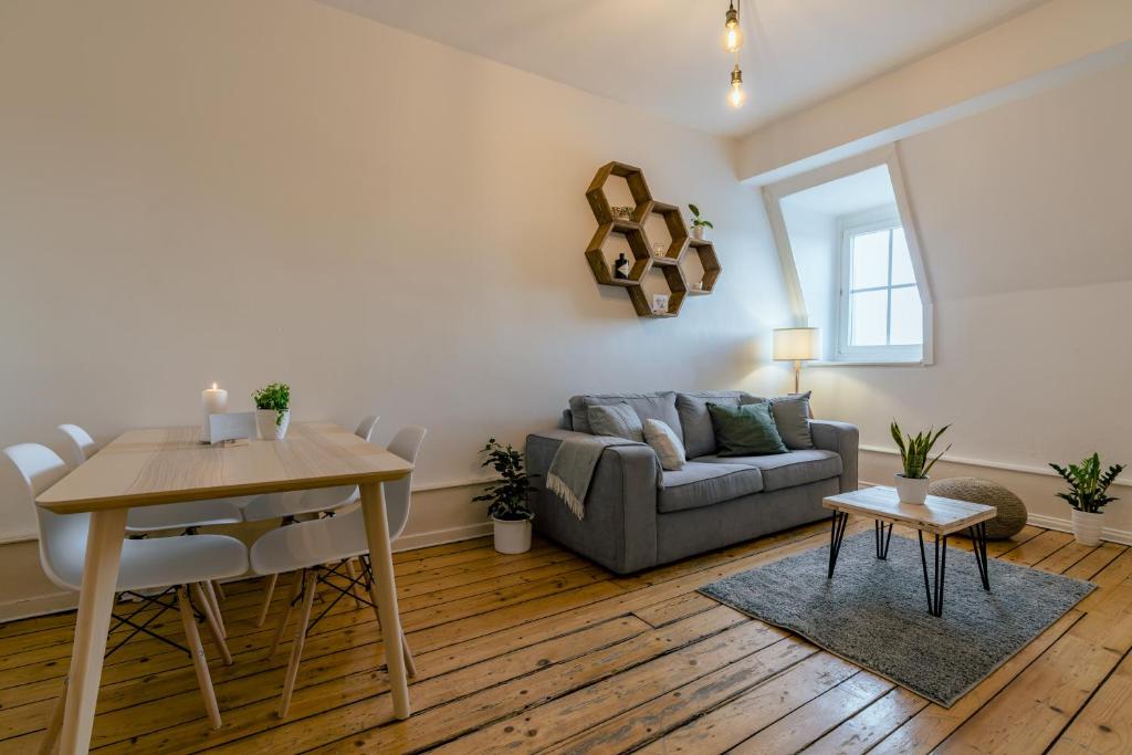 un soggiorno con divano e tavolo di Eigene Wohnung im Stadtzentrum mit wunderschöner Dachterrasse a Biel