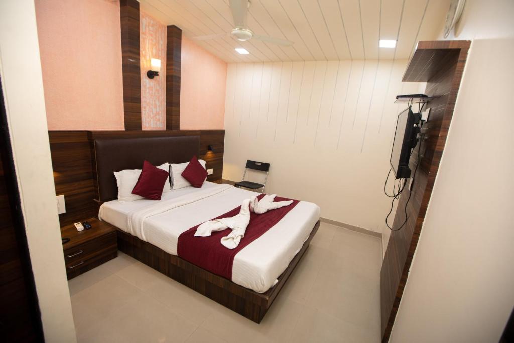 Postel nebo postele na pokoji v ubytování Hotel J D Residency