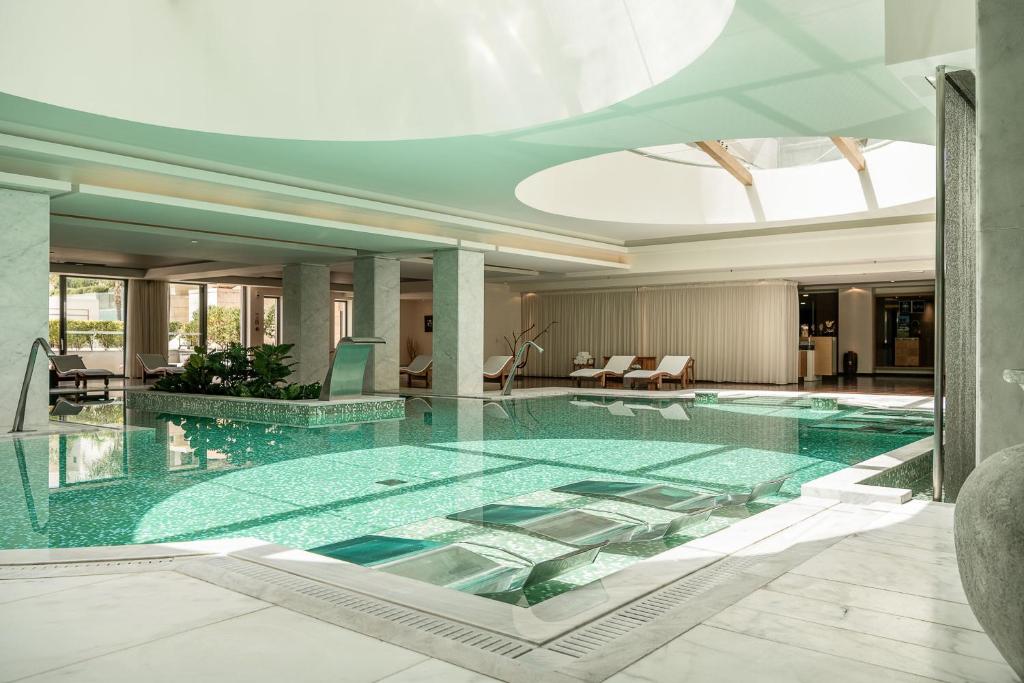 Bazén v ubytování Avra Imperial Hotel nebo v jeho okolí