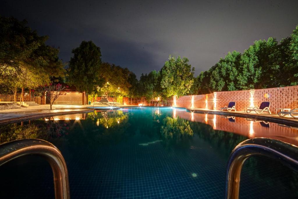Bazén v ubytování Brown Town Resort & Spa nebo v jeho okolí