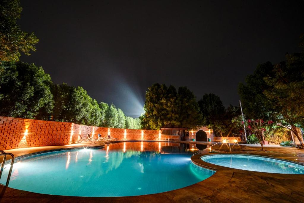 Bazén v ubytování Brown Town Resort & Spa nebo v jeho okolí