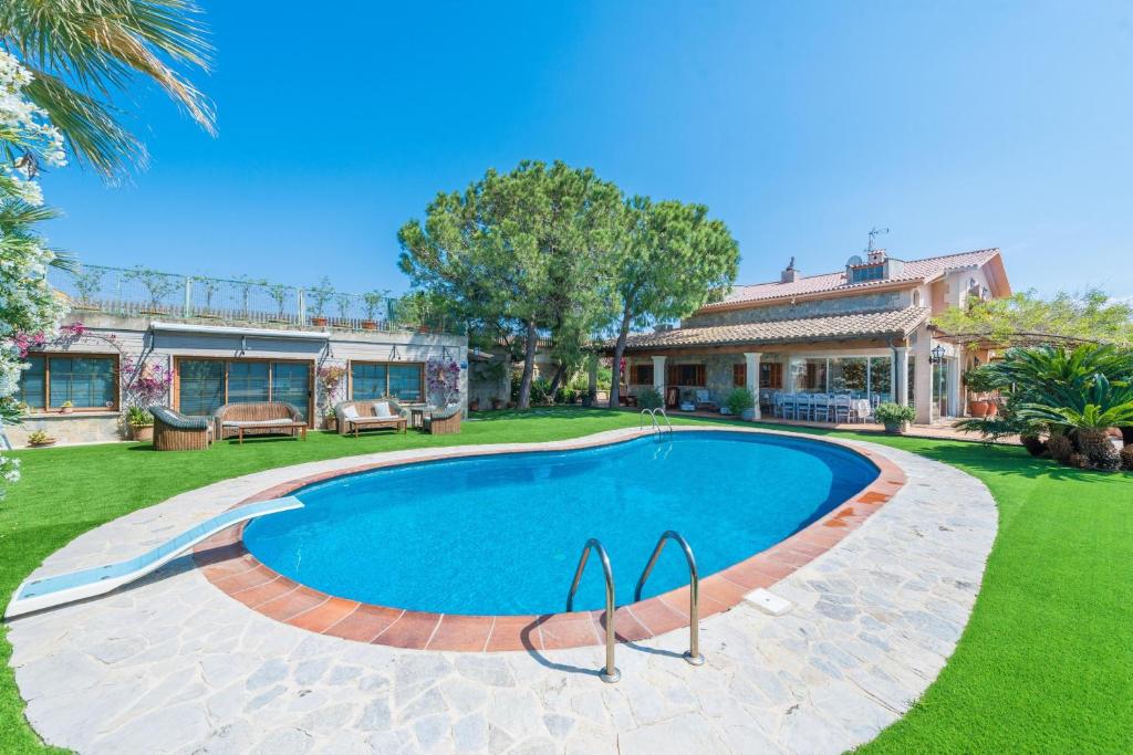 - une piscine dans la cour d'une maison dans l'établissement Villa Marjals 16, à Muro