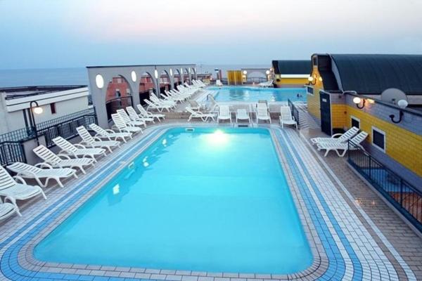 una gran piscina en un crucero en Monolocale Colombo - Agenzia Cocal, en Caorle