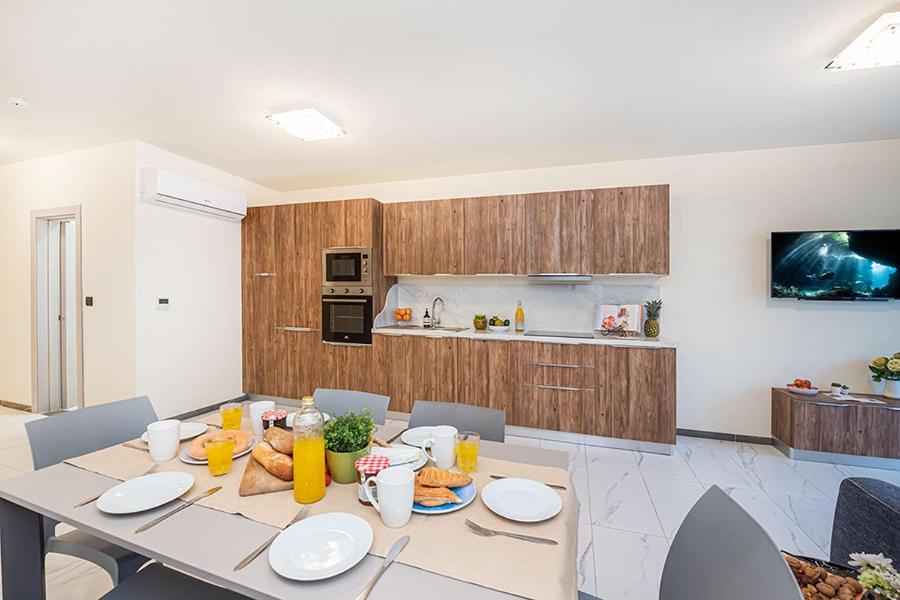 Kuchyň nebo kuchyňský kout v ubytování Atlantis Holiday Suites