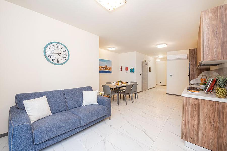 Kuchyň nebo kuchyňský kout v ubytování Atlantis Holiday Suites