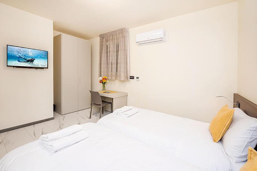 Postel nebo postele na pokoji v ubytování Atlantis Holiday Suites