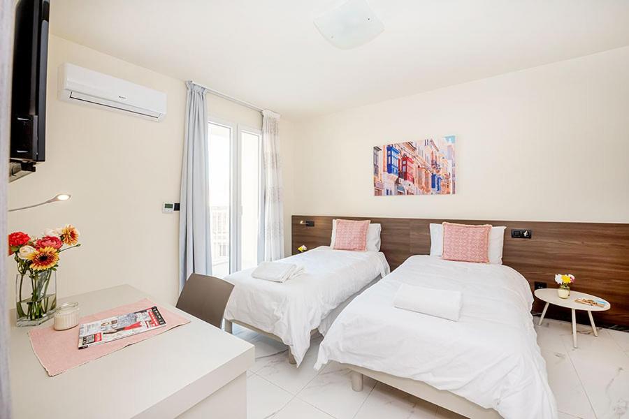 Postel nebo postele na pokoji v ubytování Atlantis Holiday Suites