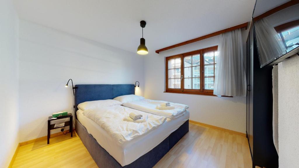 un dormitorio con una cama con dos animales de peluche en Beautiful 2 bedrooms apartment, perfectly located in Saillon, en Saillon