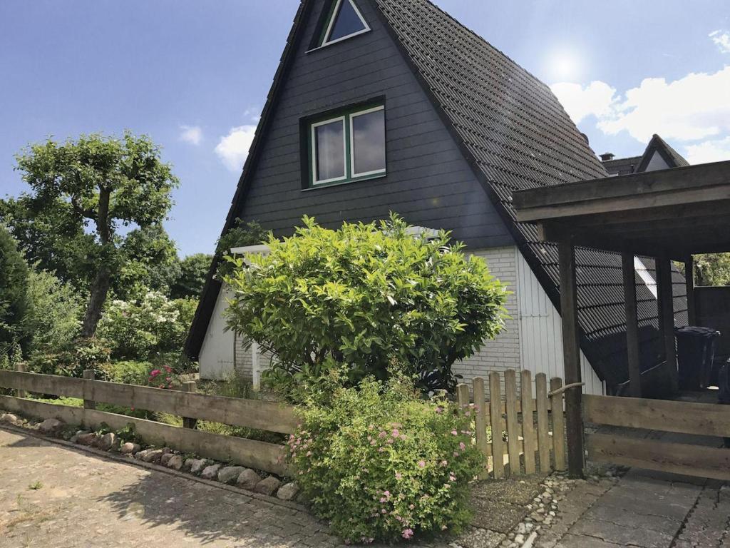 een zwart-wit huis met een hek bij Luft Pur Ort in Kappeln