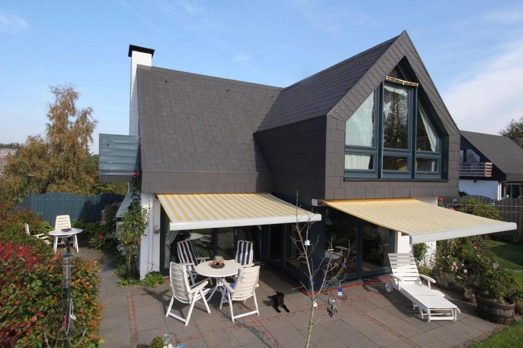a house with a patio and a table and chairs at Schlei-Juwel in Brodersby