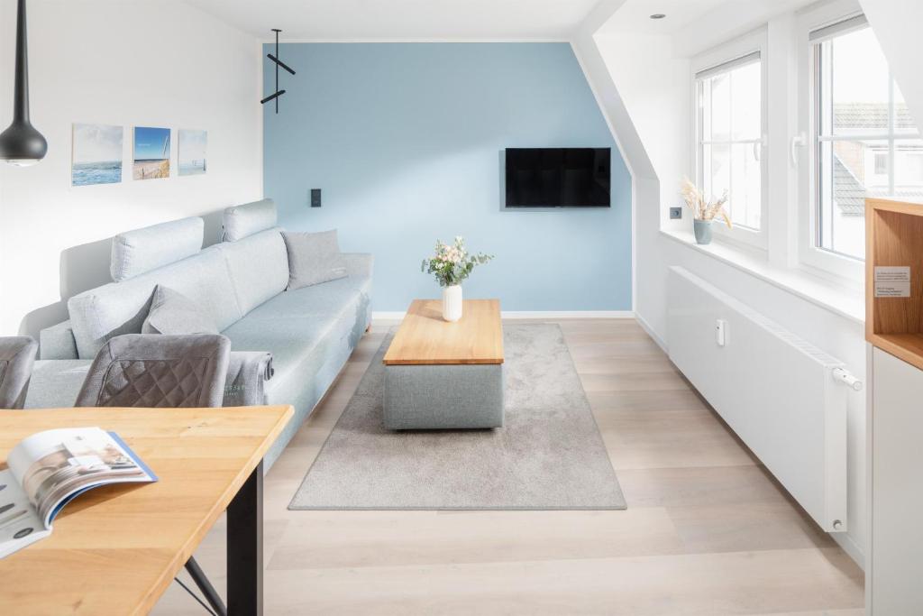 a living room with a couch and a table at Urlaubs-Residenz Norderney in Norderney