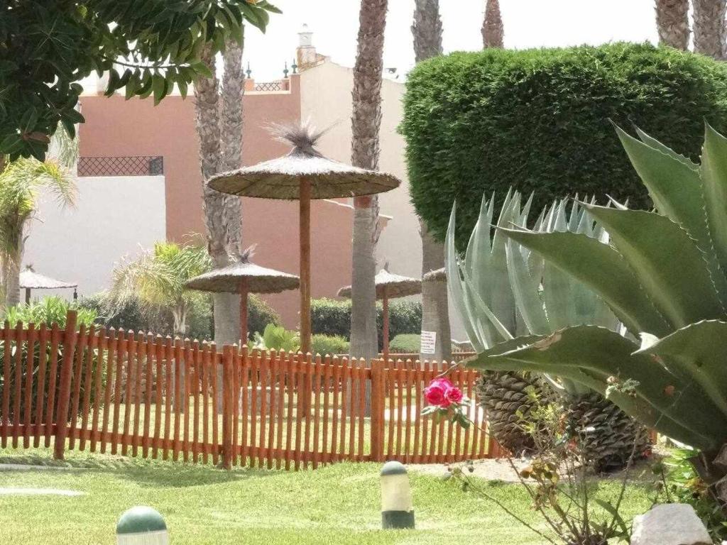 Vonkajšia záhrada v ubytovaní Apartamento en Jardines de Zahara F4A