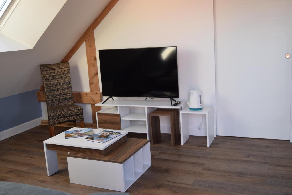 TV a/nebo společenská místnost v ubytování Les chambres d hôtes de l entre deux baies à Merlimont entre Berck et le Touquet