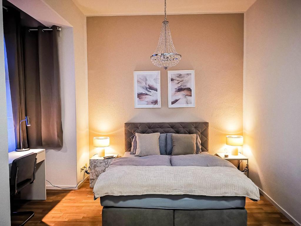 Llit o llits en una habitació de Zwickau Innenstadt Deluxe Apartment