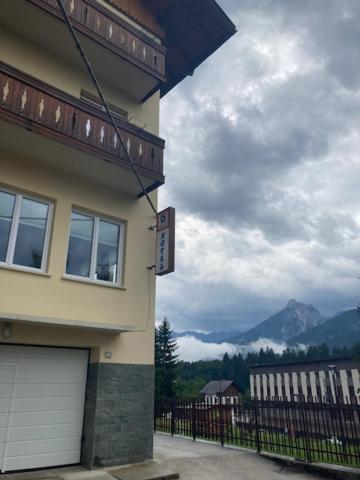 Nespecifikovaný výhled na hory nebo výhled na hory při pohledu z hotelu