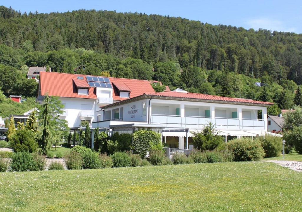una gran casa blanca en medio de un campo en Züfle Hotel Restaurant Spa en Sulz am Neckar