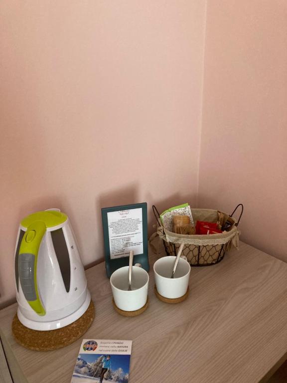 Příslušenství pro přípravu čaje a kávy v ubytování Adriatico Rooms