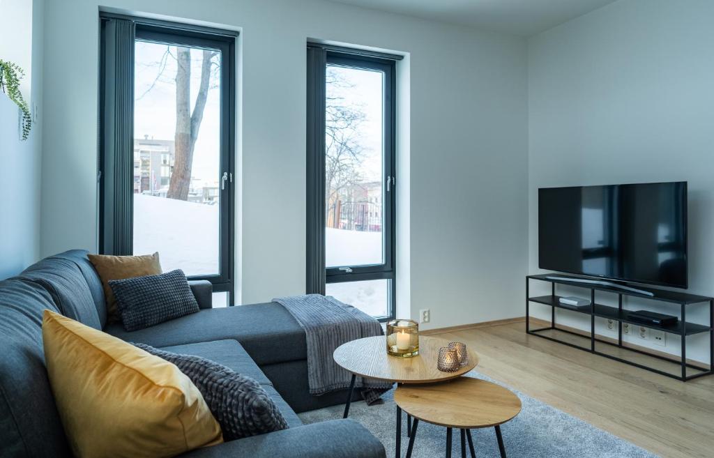 sala de estar con sofá y TV en King's Park en Tromsø