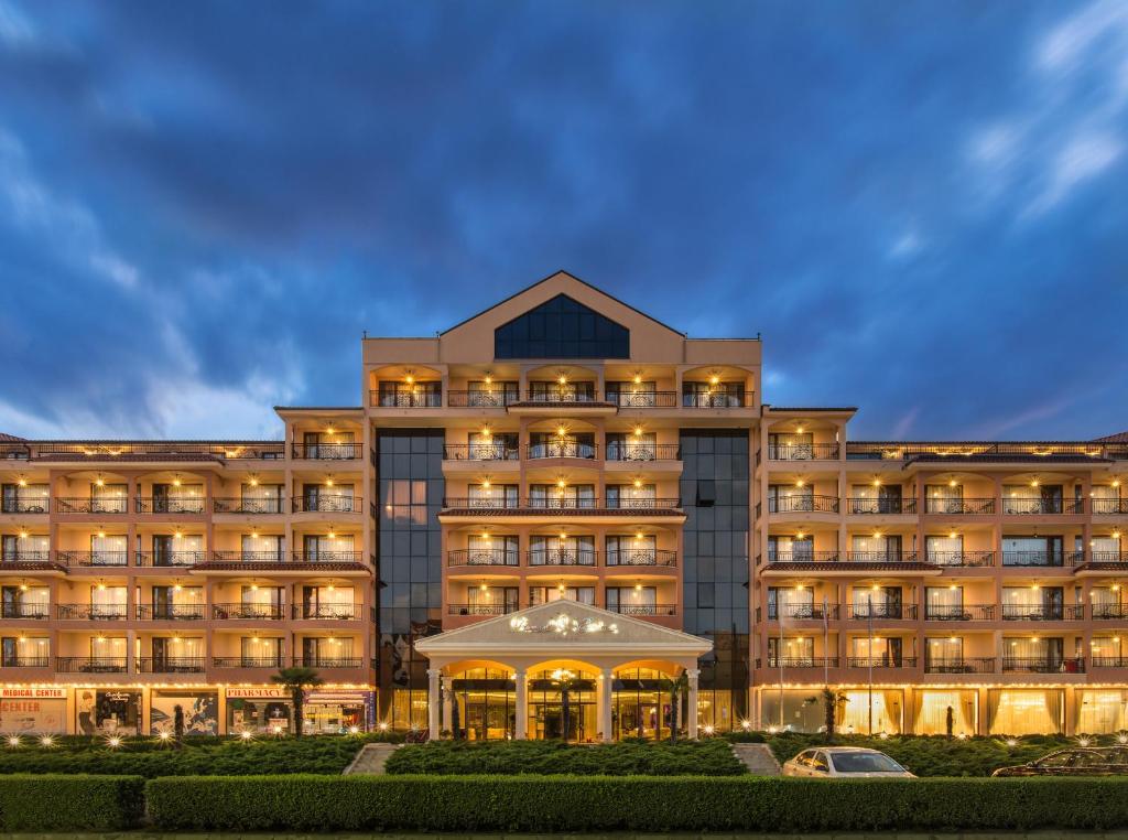 un hotel al anochecer en Hotel & SPA Diamant Residence - All Inclusive en Sunny Beach